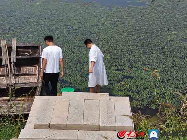 防汛常規(guī)物資中主要包含麻袋吸水膨脹袋,無(wú)紡布吸水膨脹袋,防汛沙袋,防汛噸袋,防汛編織袋,雨衣,雨靴,雨傘,彩條布,工兵鏟,十字鎬,八磅錘,應(yīng)急救生包等。